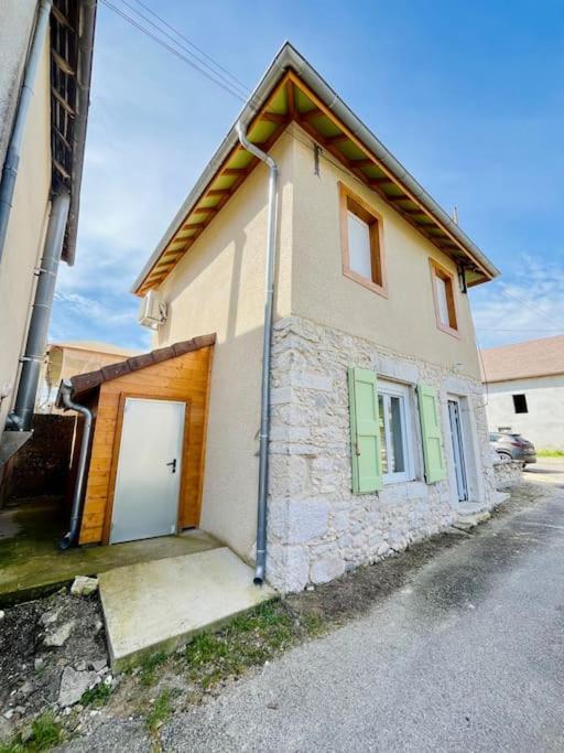 La Maison L'Oiseau Bleu Saint-Victor-de-Morestel ภายนอก รูปภาพ