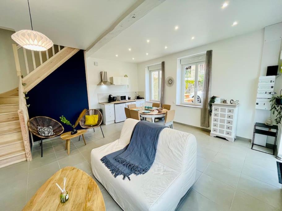 La Maison L'Oiseau Bleu Saint-Victor-de-Morestel ภายนอก รูปภาพ